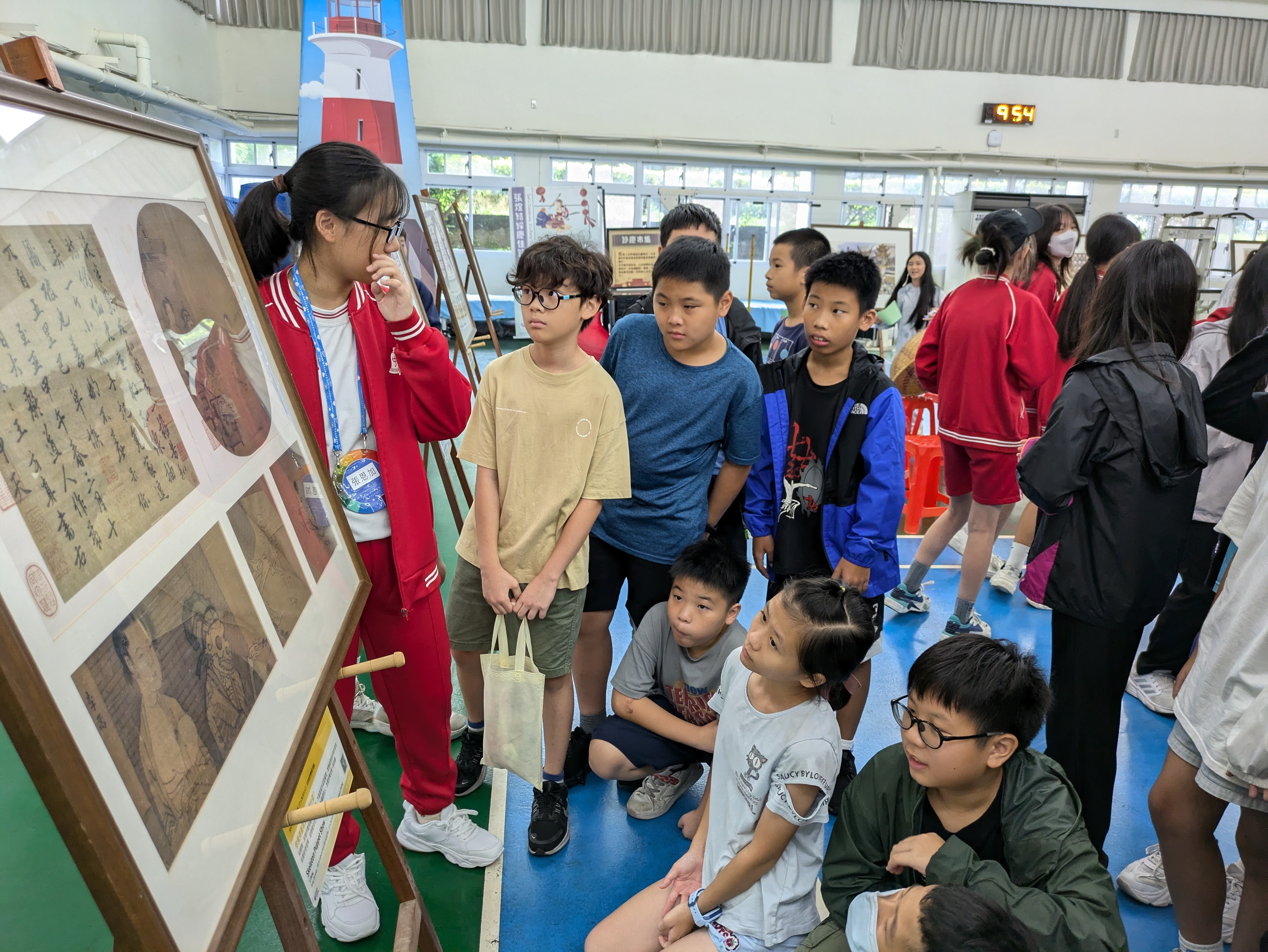 八里國小學生認真聽導覽(八里國中OPEN DAY)