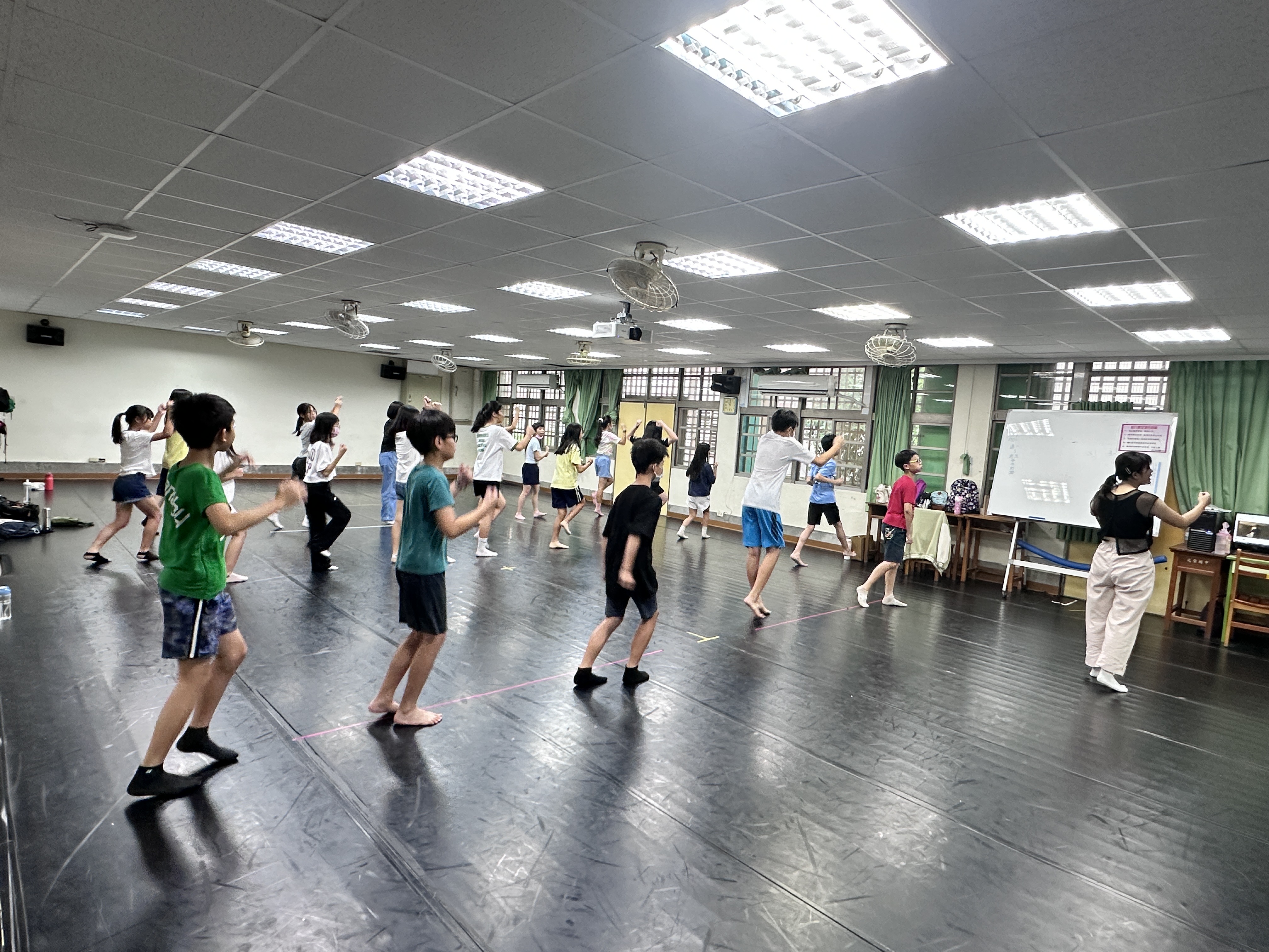 參與營隊學生熱舞青春(光榮國中暑期營隊)