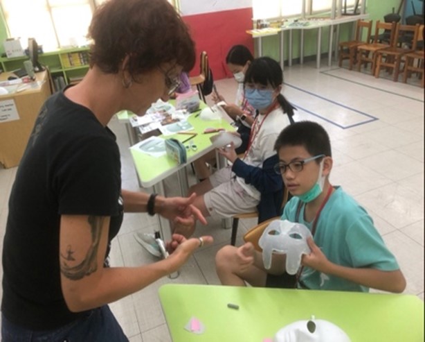 在地就學全球藝術家課程外師指導學生動手創作(永和國中暑期營隊)
